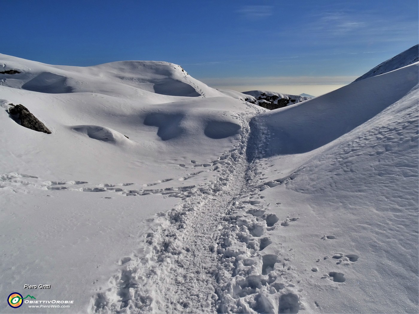 62 Scendendo lo splendido vallone innevato .JPG